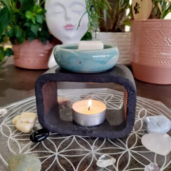 Perfume burner in pastel green dish